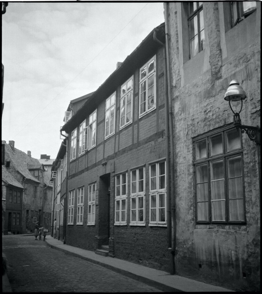 Historisches Bürgerhaus in der Lüneburger Altstadt mit Fachwerkfassade in schmaler Kopfsteinpflastergasse, Aufnahme vor der Sanierung.