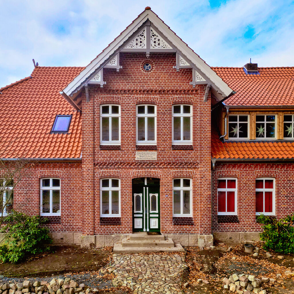 Straßenseitige Ansicht des modernisierten Wohnwirtschaftsgebäudes von 1900 in Deutsch Evern mit neu gedecktem Dach und originalgetreuer Fassade.